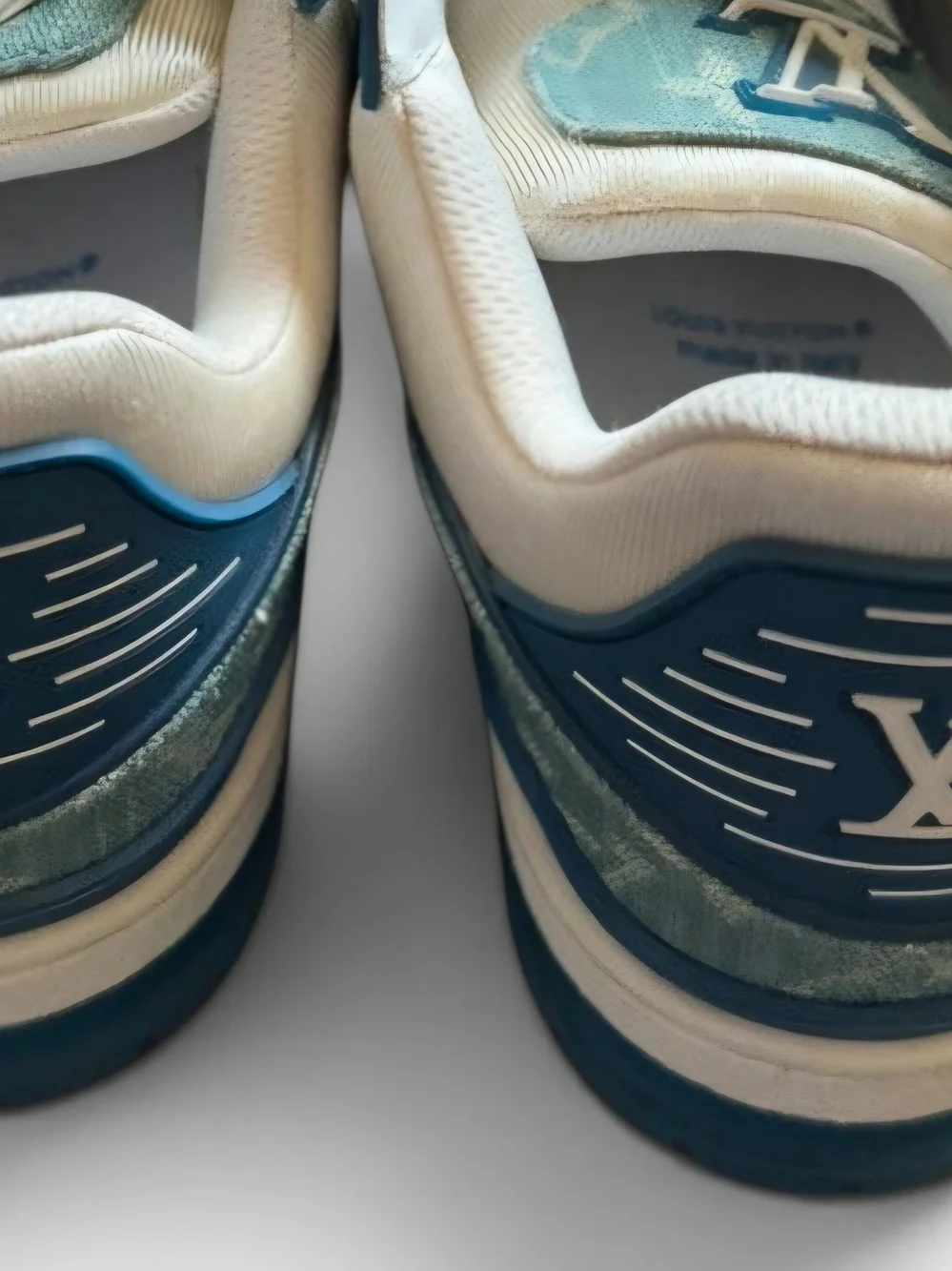 Louis Vuitton White and Teal Low-Top Sneakers Unisex W9 M8